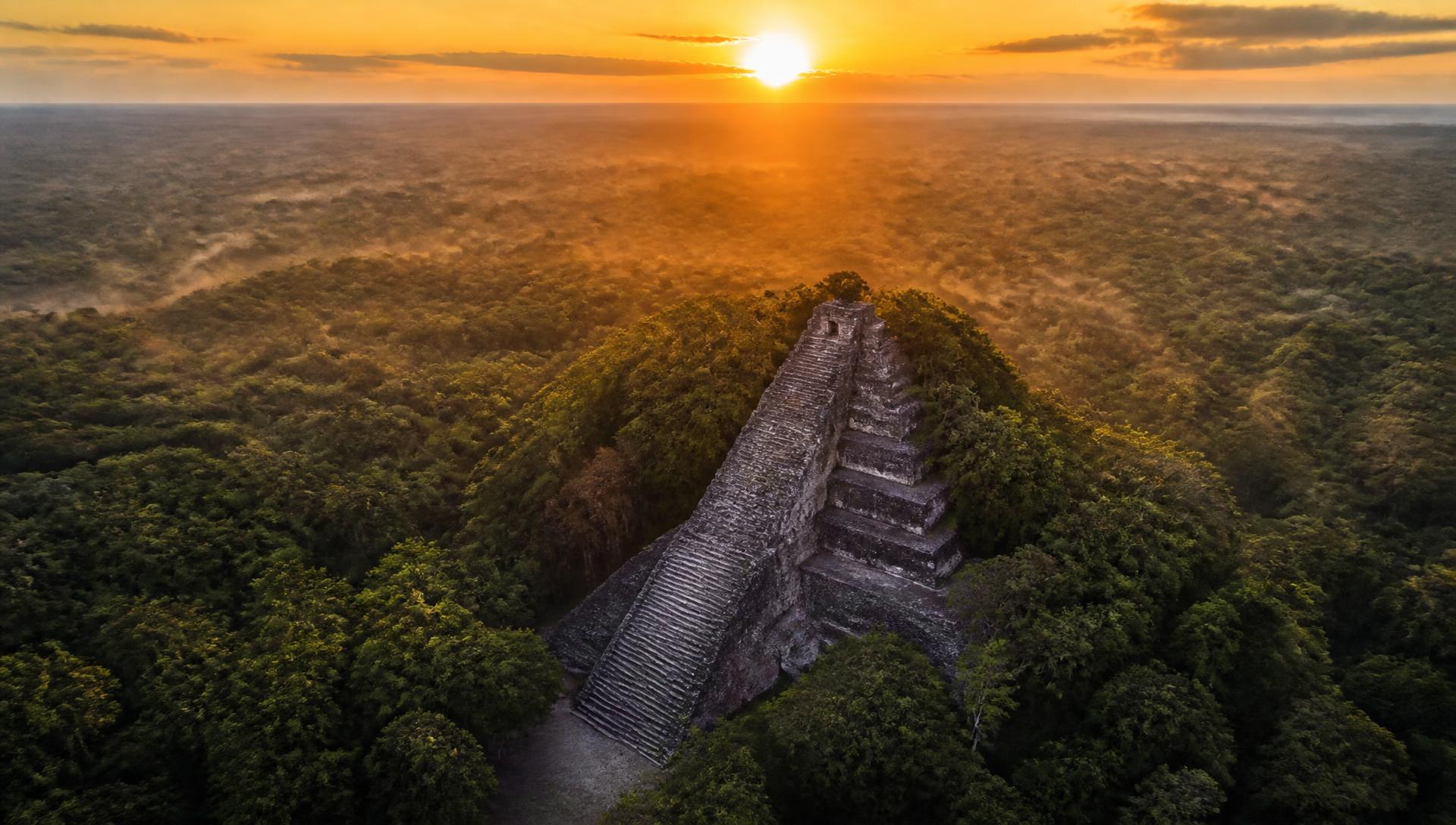Pirámide de Cobá al atardecer sobre la selva maya
